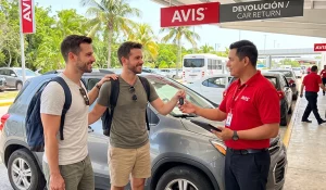 Viajeros entregando un automóvil rentado en una oficina de Avis al finalizar un viaje One-Way