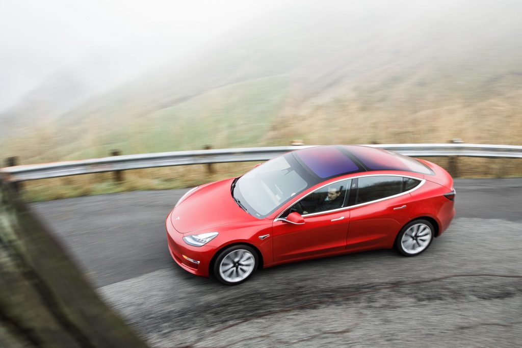 Automóvil Tesla rojo en carretera