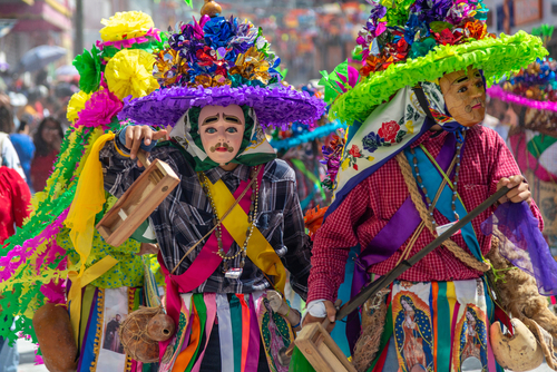 Gente disfrazada para el carnaval de San Juan Chamula