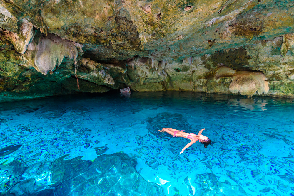 Persona nadando en Cenote en Quintana Roo México