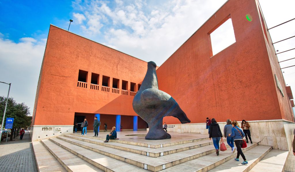 Vista de la fachada principal del Museo de Arte Contemporáneo, mejor conocido como MARCO