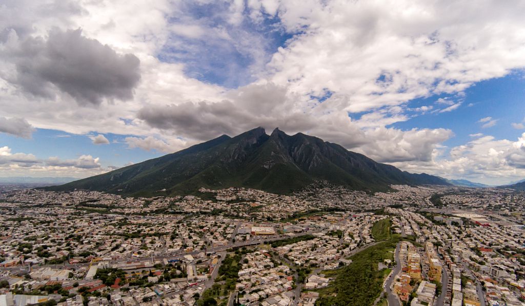 Vista panorámica de la ciudad de Monterrey y el Cerro de la Silla, Nuevo León
