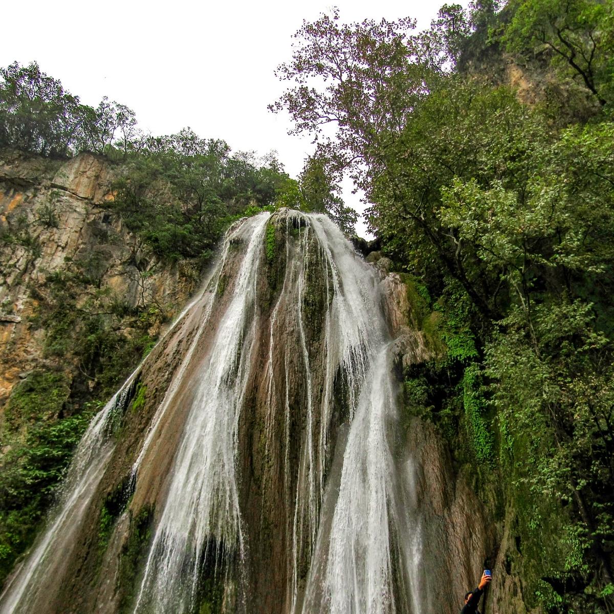 Imagen de la cascada Cola de Caballo en el pueblo de Santiago, Monterrey, Nuevo León