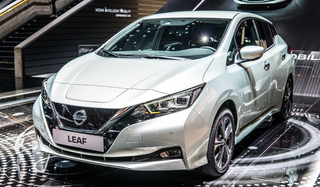 Imagen del auto eléctrico Nissan Leaf en agencia