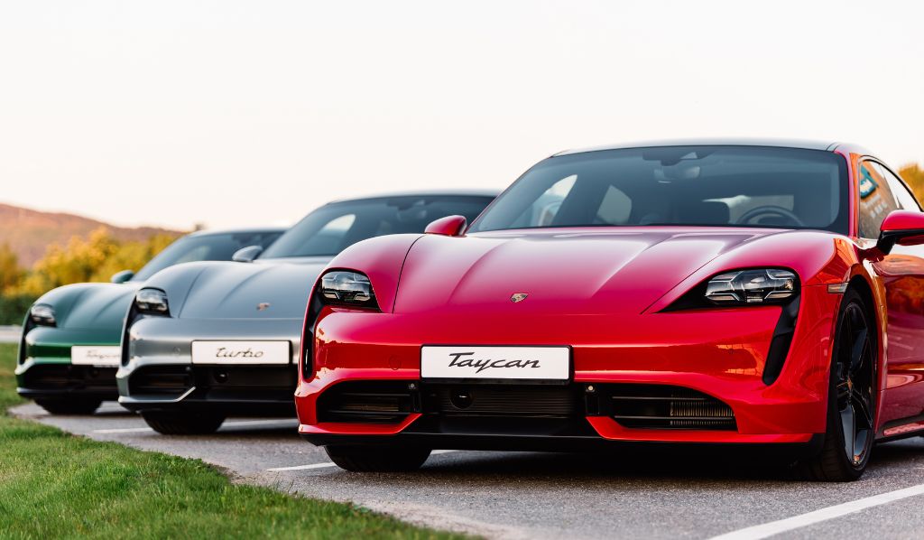 Imagen de autos eléctricos Porsche Taycan estacionados