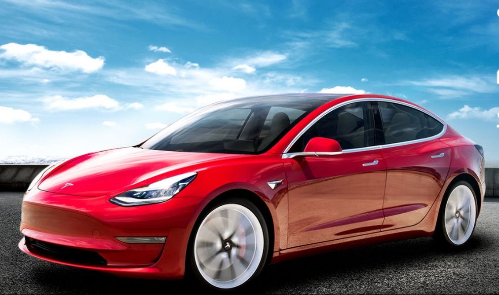 Imagen del auto eléctrico Tesla Model 3 color rojo estacionado