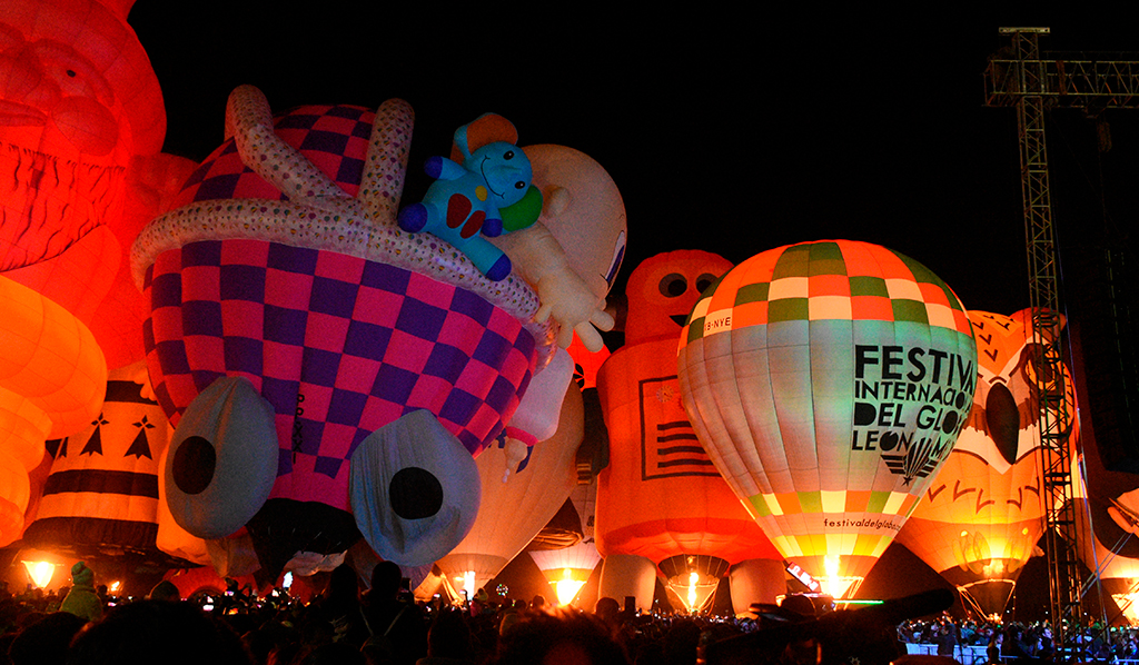 Globos aerostáticos en el festival del globo en León, Guanajuato.