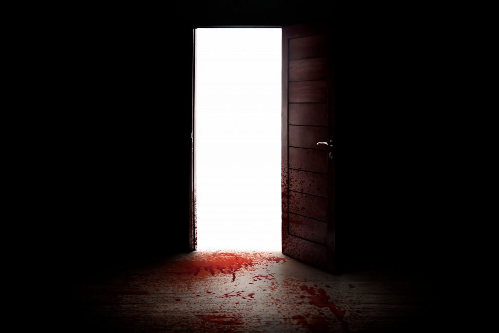Imagen de Halloween de una salida de un cuarto a contra luz chorreado de sangre