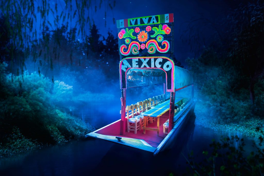 Imagen de una fantasmagórica trajinera en el lago de Xochimilco por la noche