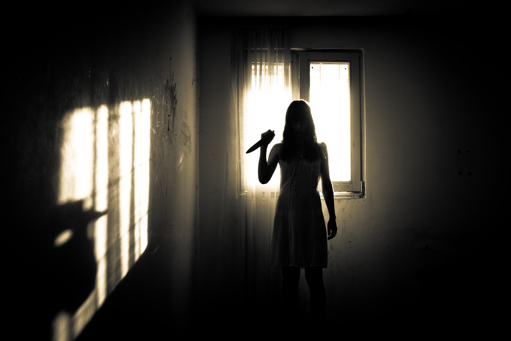 Escena de horror mujer contraluz sombra cuchillo