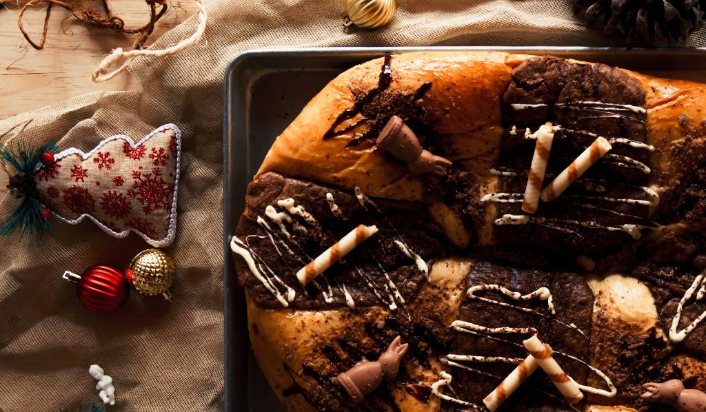 Vista superior de una Rosca de Reyes con chocolate