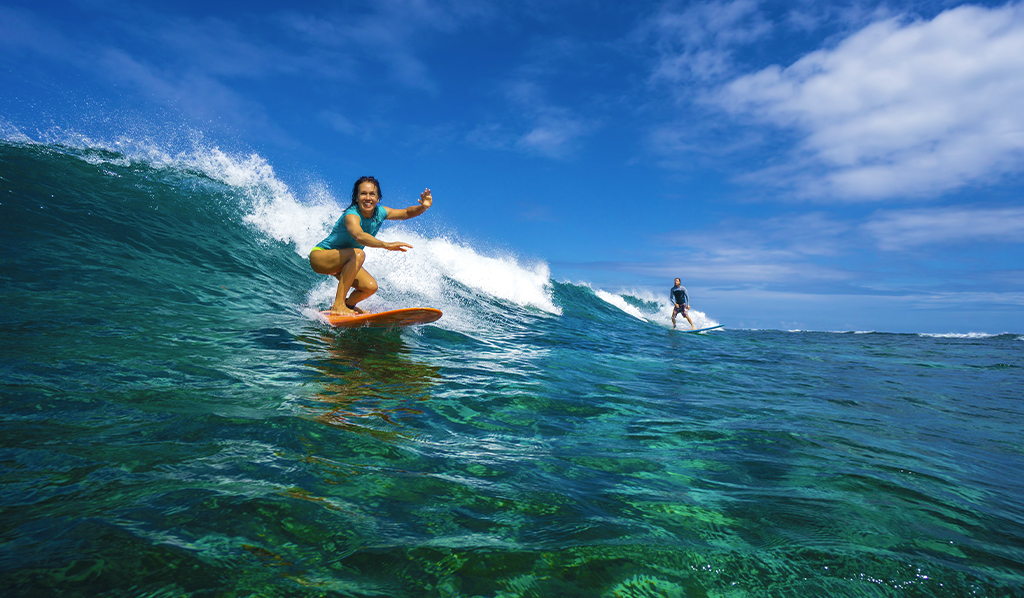  Chica surfeando en aguas cristalinas Playas para visitar.