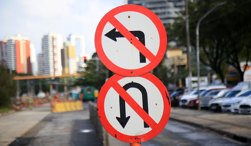 Señales de tránsito restrictivas de Prohibida la vuelta y prohibida la vuelta en U