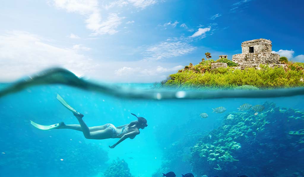 Turista disfrutando de los arrecifes de coral del caribe mexicano