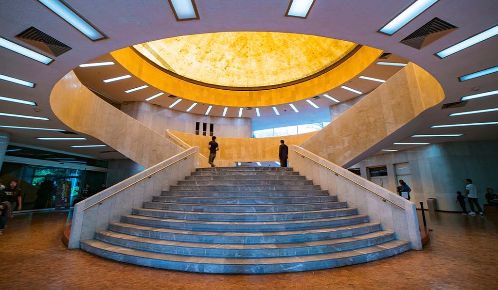 Escalinatas en la entrada del Museo de Arte Moderno