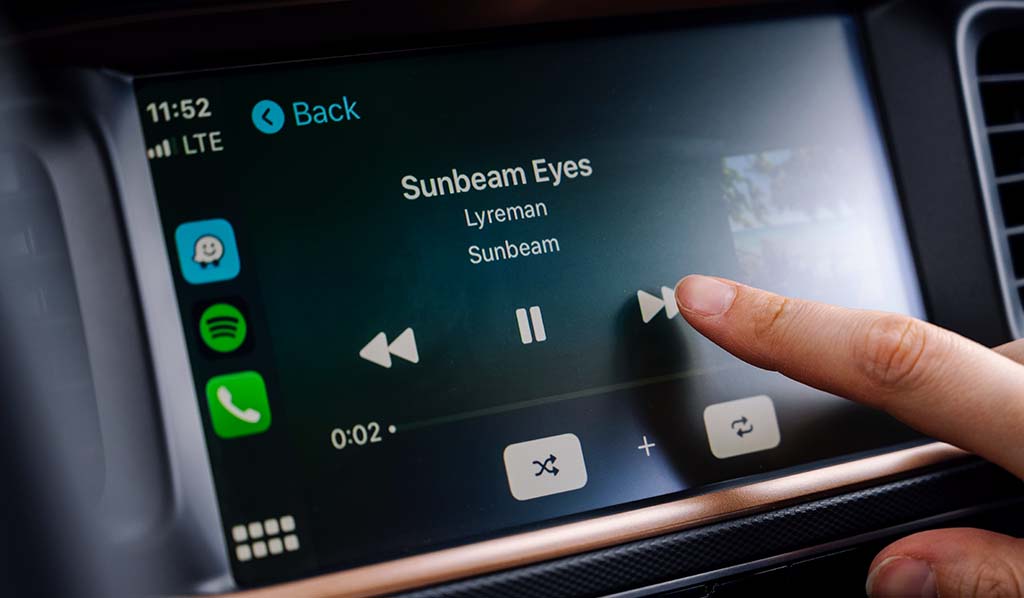 Pantalla digital en el interior del vehículo eléctrico Hyundai con sistema Apple CarPlay