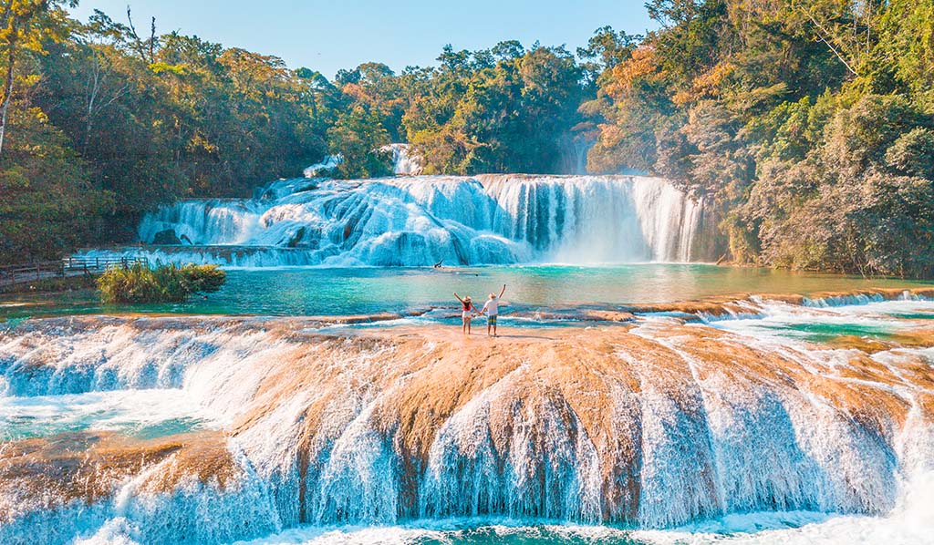 Pareja en las increíbles cascadas de Agua Azul