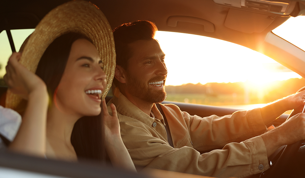 Feliz pareja disfrutando del viaje juntos en coche, enfoque selectivo