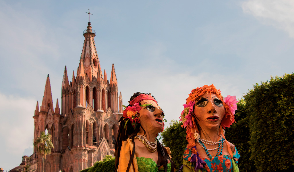 muñecas frente a la iglesia en san miguel de allende méxico