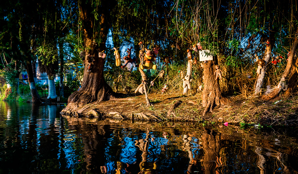  Isla de las munecas, Island of Dolls, with legend about dead girl