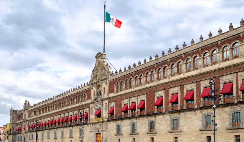 Palacio Nacional al lado de la Plaza Zócalo en la Ciudad de México