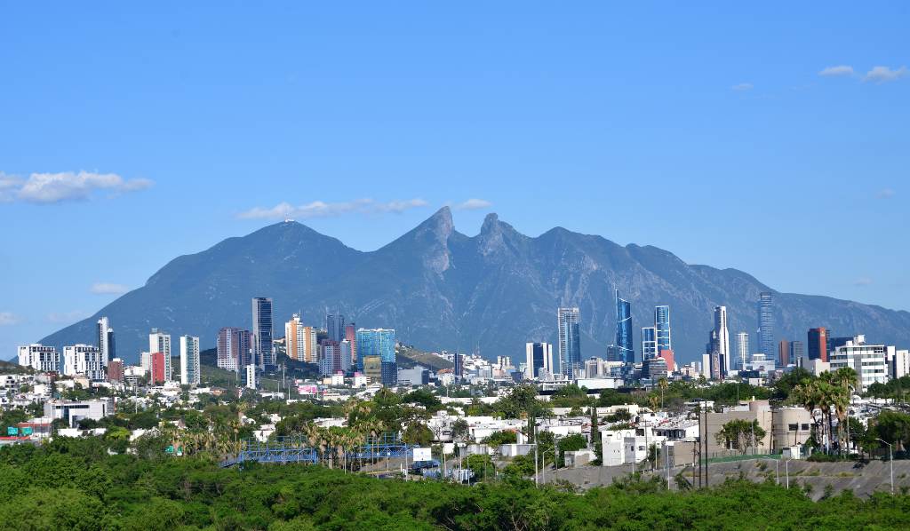 Icónica montaña "Cerro de la Silla" en Monterrey, México.