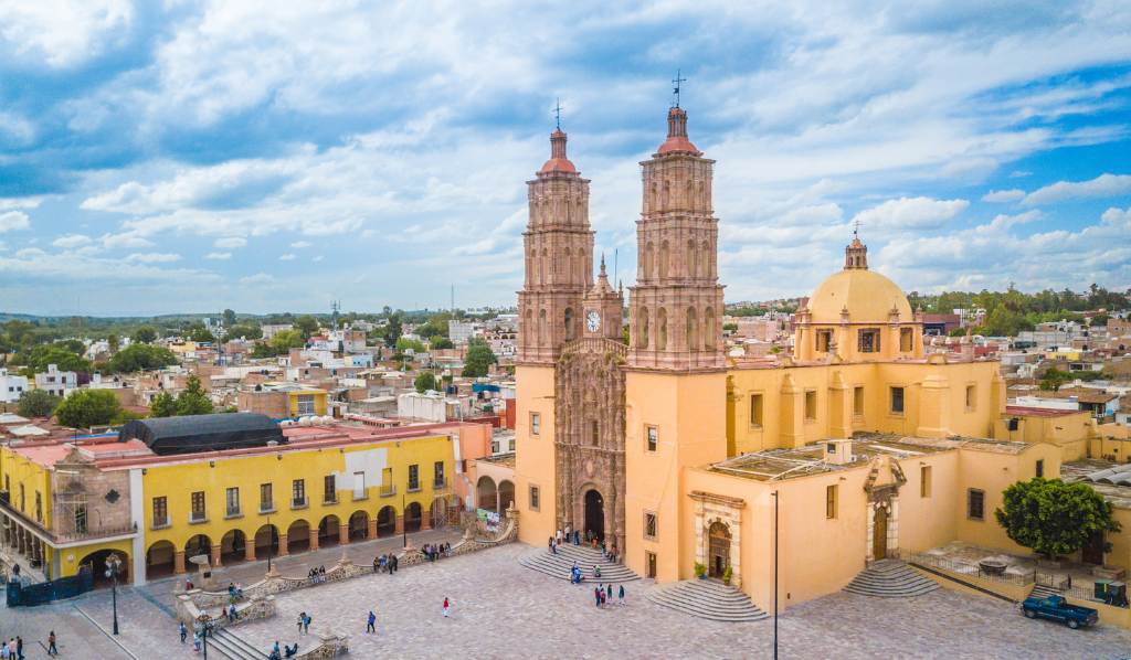 Hermosa vista aérea de la plaza principal y la iglesia de Dolores Hidalgo en Guanajuato, México