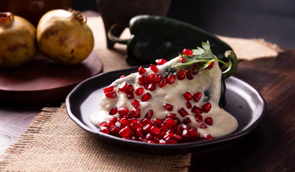 Chiles en Nogada, plato típico de México. Preparado con guindilla poblana rellena de carne y frutas y cubierto con salsa de nuez. 