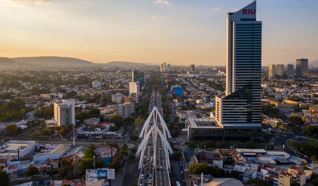 Hotel Riu Plaza en Guadalajara, Puente Matus Remus Bridge. Vista de drones