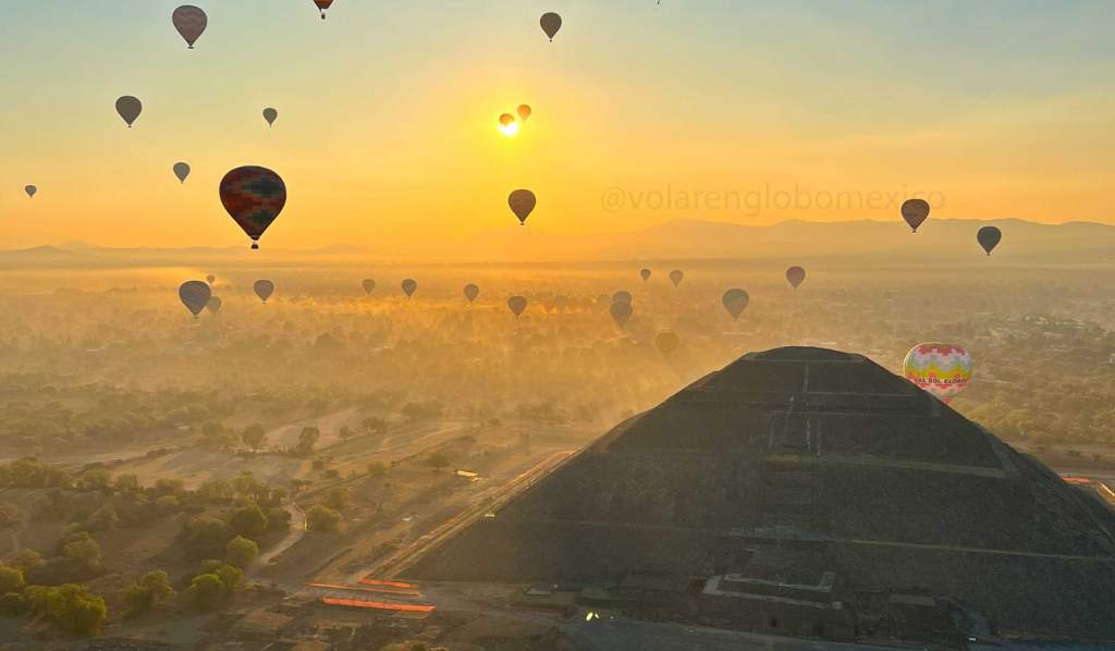 Toma aérea pirámides de Teotihuacán en México con globos aerostáticos