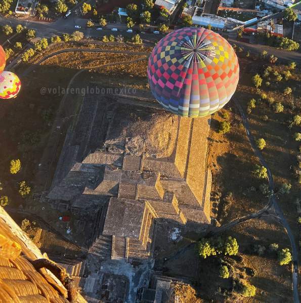 Toma cenital de pirámide Teotihuacán