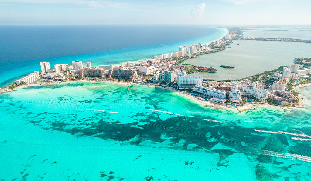 Vista aérea de la playa de Cancún en México. Paisaje de la costa caribeña en la península de Yucatán