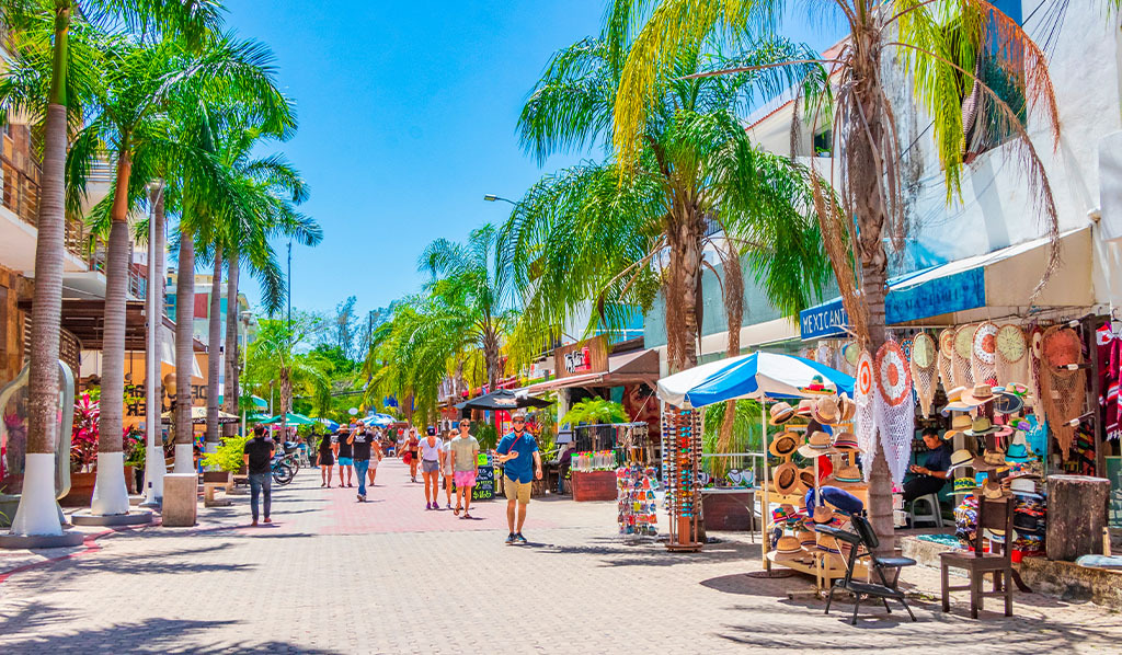 Playa del Carmen 26 de marzo de 2021 Carretera típica y paisaje urbano de La Quinta Avenida con restaurantes tiendas de souvenirs y edificios de Playa