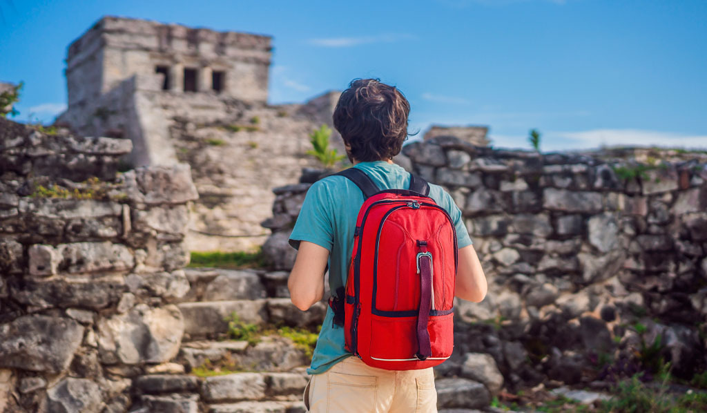 Turista masculino disfrutando de la vista de la ciudad amurallada de Tulum, Quintana Roo, México