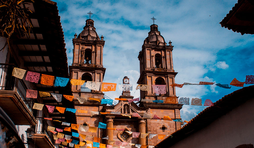  Iglesia de San Francisco de Asís en la Plaza Independencia en el Valle Bravo. Cultura tradicional en una ciudad mágica en México.