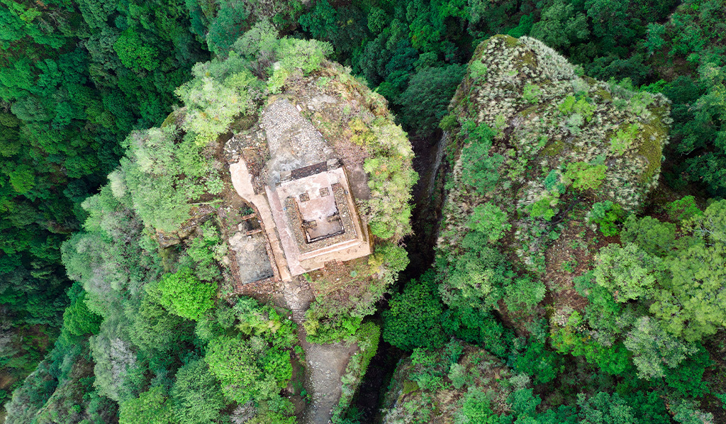 Vista panorámica aérea sobre la Pirámide Azteca de El Tepozteco, en la cadena montañosa Tepozteco en la mágica localidad de Tepoztlán.