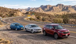 Flota de vehículos Avis compacto sedán y SUV ideales para rentar en temporada baja en México