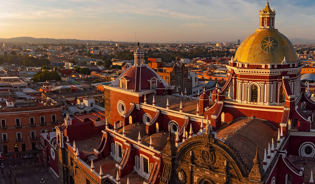 Centro de Puebla tomado al amanecer con dron, México