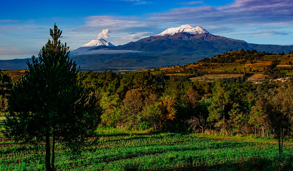 vistas de los volcanes Iztaccíhuatl y Popocatépetl por la mañana, vistas desde la ciudad de Moxolahuac, en Tlahuapan, en el estado de Puebla, México