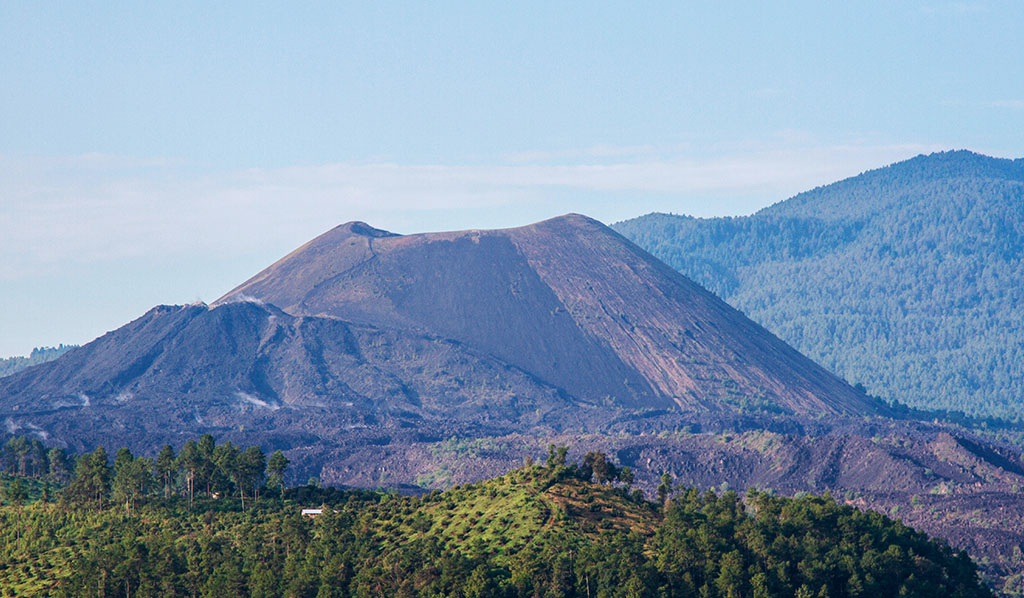 El paisaje del volcán Paricutín en Michoacán, México. Vista de las montañas, un volcán y el cielo. 