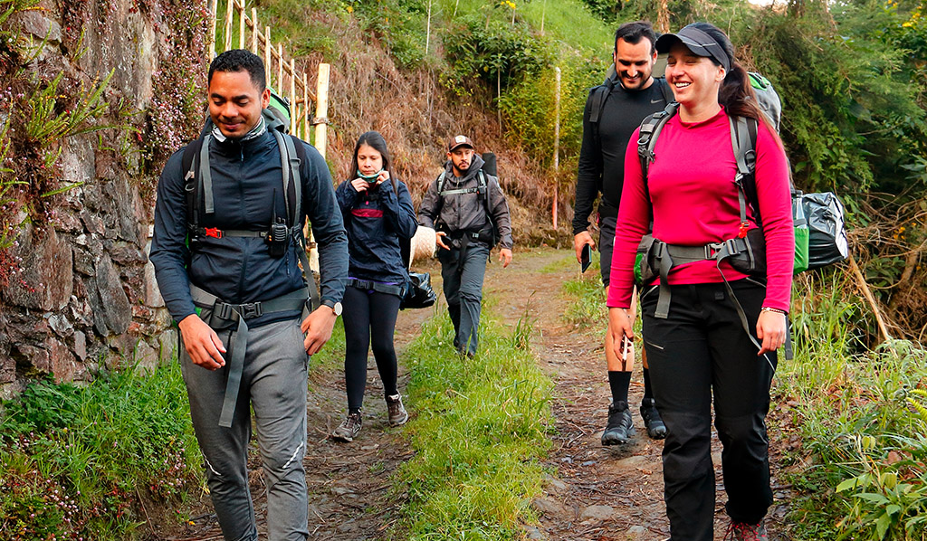 Grupo de amigos motañistas listo para una salida de acamapada en un parque nacional