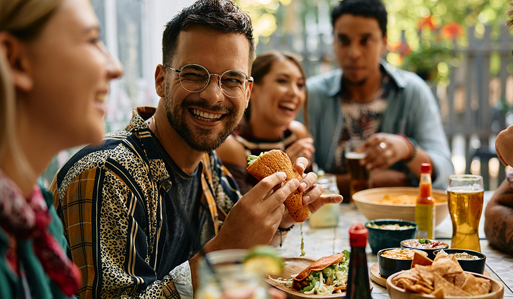 Grupo de amigos disfrutando de la comida de México