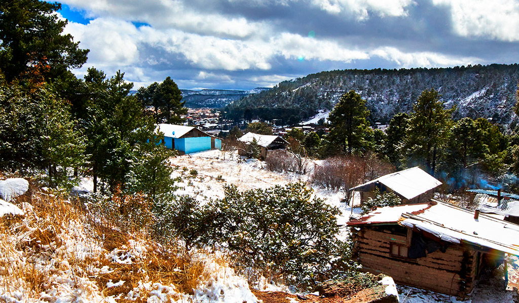 pueblo en invierno con nieve cubriendo todo alrededor, creel chihuahua