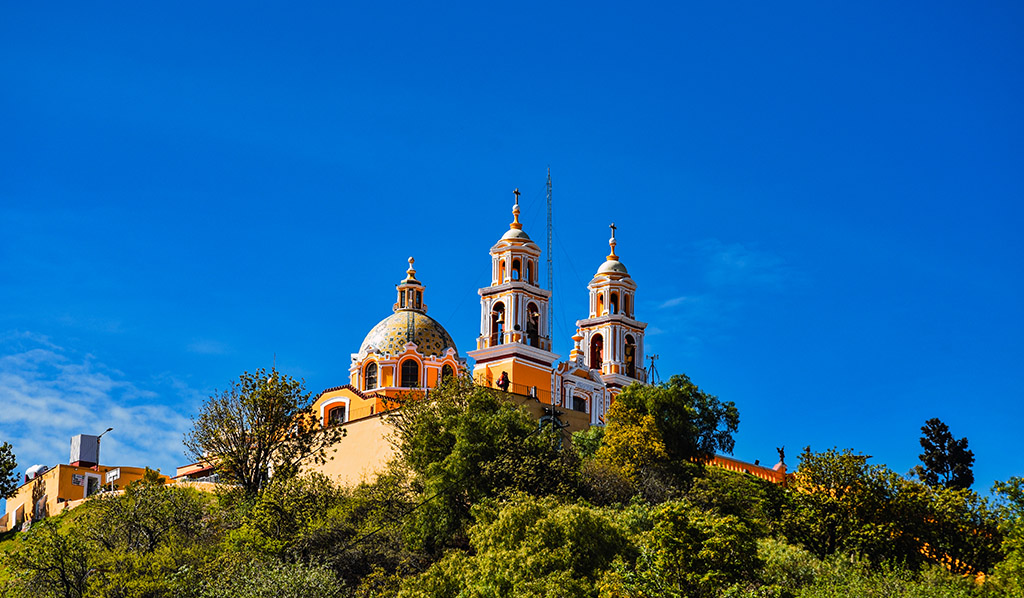 Hermosa Iglesia de Nuestra Señora de los Remedios en Cholula, Puebla, México. Situado en una pequeña ciudad mágica sobre ruinas antiguas.