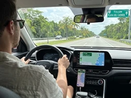 Viajero conduciendo un auto rentado por una carretera mexicana durante un viaje One-Way entre ciudades