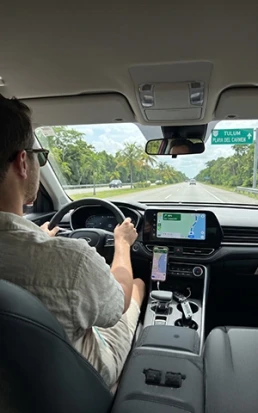Viajero conduciendo un auto rentado por una carretera mexicana durante un viaje One-Way entre ciudades