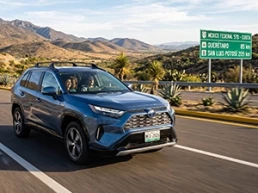Renta de auto híbrido Avis México, camioneta recorriendo una carretera mexicana durante un viaje.