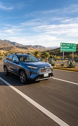 Renta de auto híbrido Avis México, camioneta recorriendo una carretera mexicana durante un viaje.