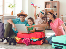 Familia con maletas planeando vacaciones