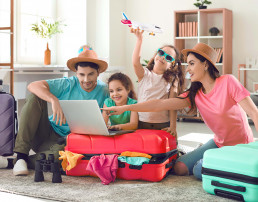 Familia con maletas planeando vacaciones